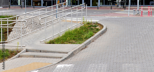 A path for people with disabilities passing through the road.