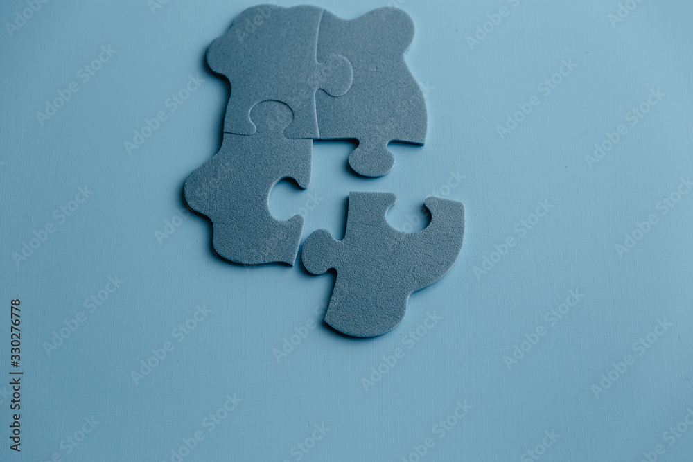 Obraz premium Colored pieces of dust on a blue background. Copy space