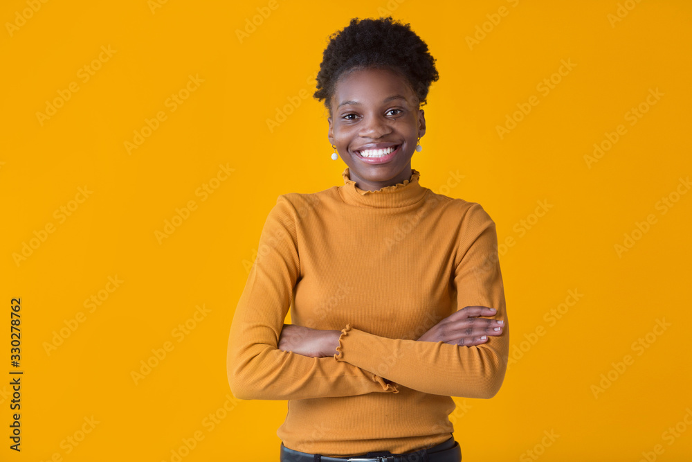 Obraz premium beautiful young african woman on yellow background