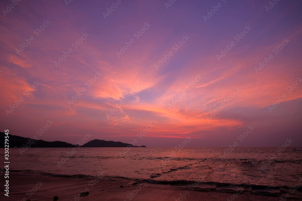 Obraz premium Ocean shore in purple sunset. Twilight.