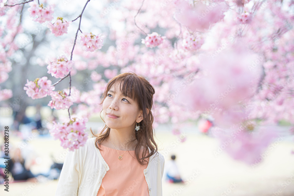 桜の木の下で撮るポートレート