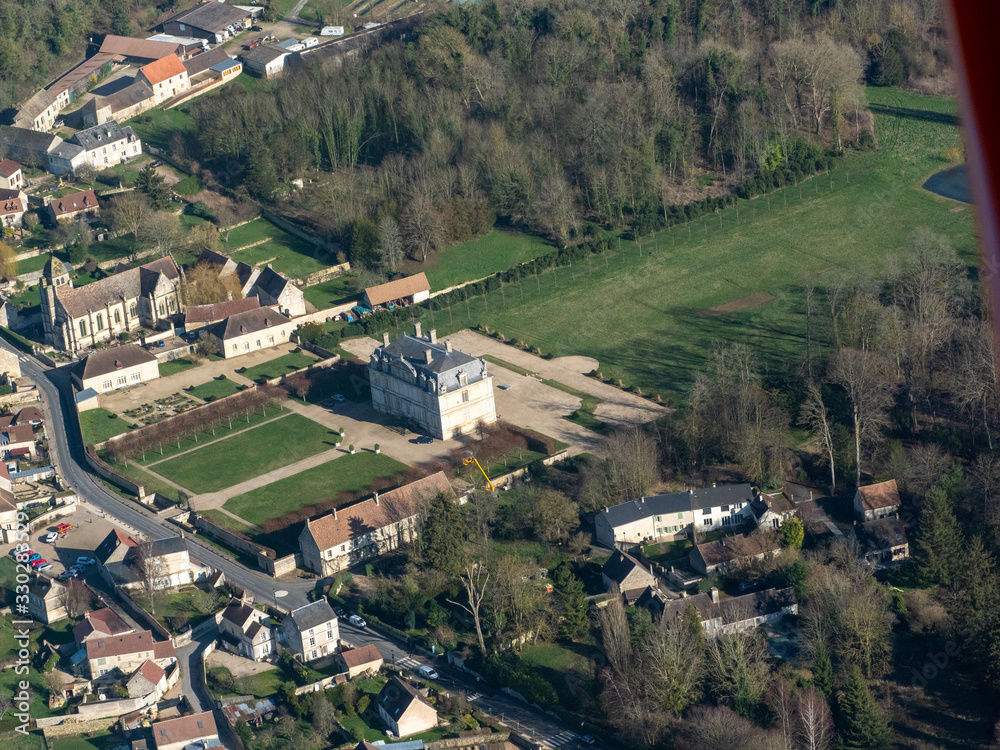 vue aérienne du château de Guiry-en-Vexin dans le Val d'Oise en France