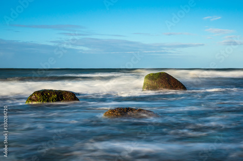 Steine an der Ostseeküste bei Warnemünde an einem stürmischen Tag