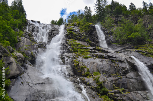 torrente fiume e cascata di montagna