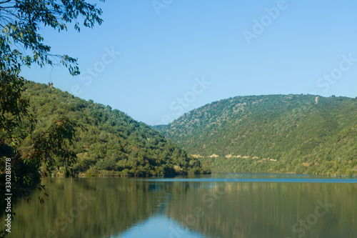 Paisaje de río y montañas