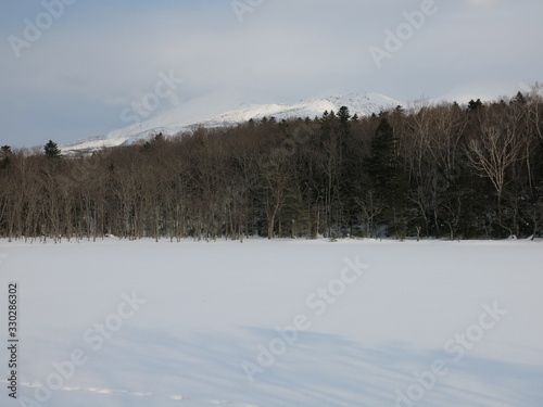 雪に覆われた知床五湖の五湖（冬の知床五湖エコツアー参加中に撮影したもの） © a_text