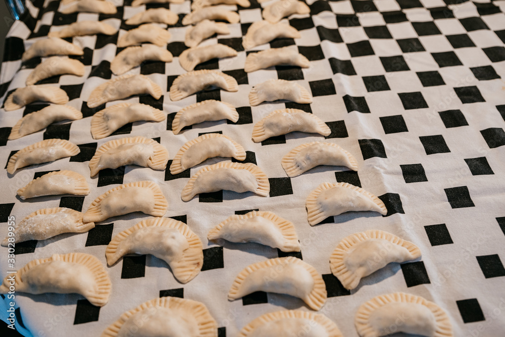 Obraz premium Making homemade dumplings with meat