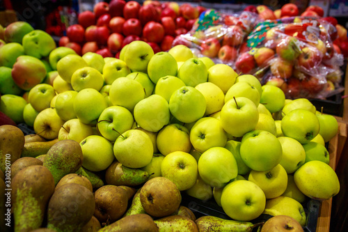 Fototapeta Naklejka Na Ścianę i Meble -  fruit apples in the store