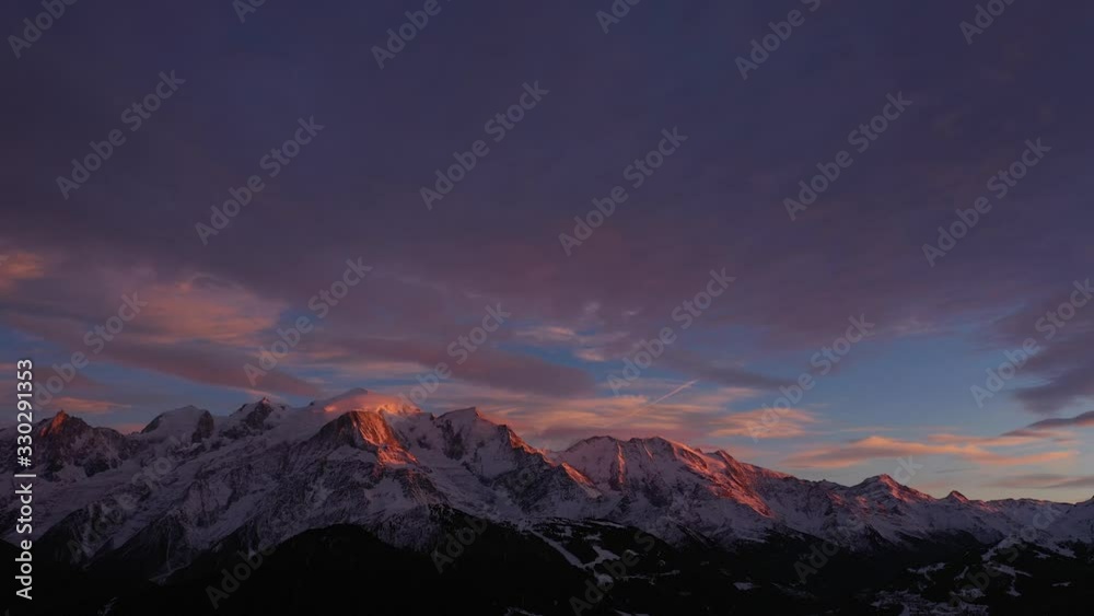 Vue aérienne par drone du coucher de soleil tout coloré sur le massif du Mont Blanc