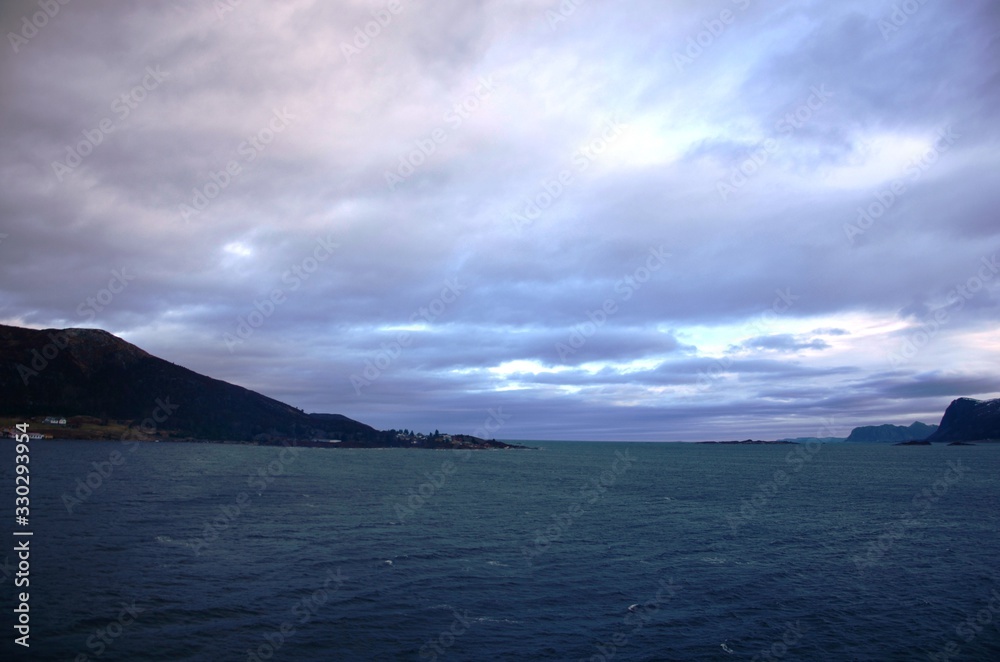 Navigation de l’Express Côtier Hurtigruten de Bergen vers Alesund (Norvège) Navigation de l’Express Côtier Hurtigruten de Bergen vers Alesund (Norvège)