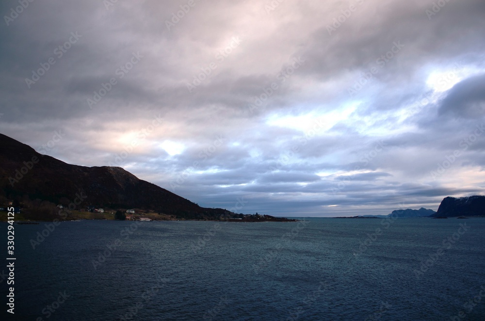 Navigation  de l’Express Côtier Hurtigruten  de Bergen vers Alesund (Norvège)