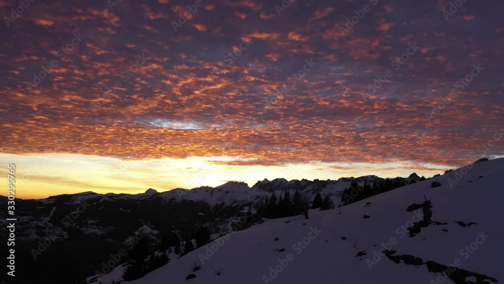 Vue aérienne par drone du coucher de soleil tout coloré sur le massif du Mont Blanc
