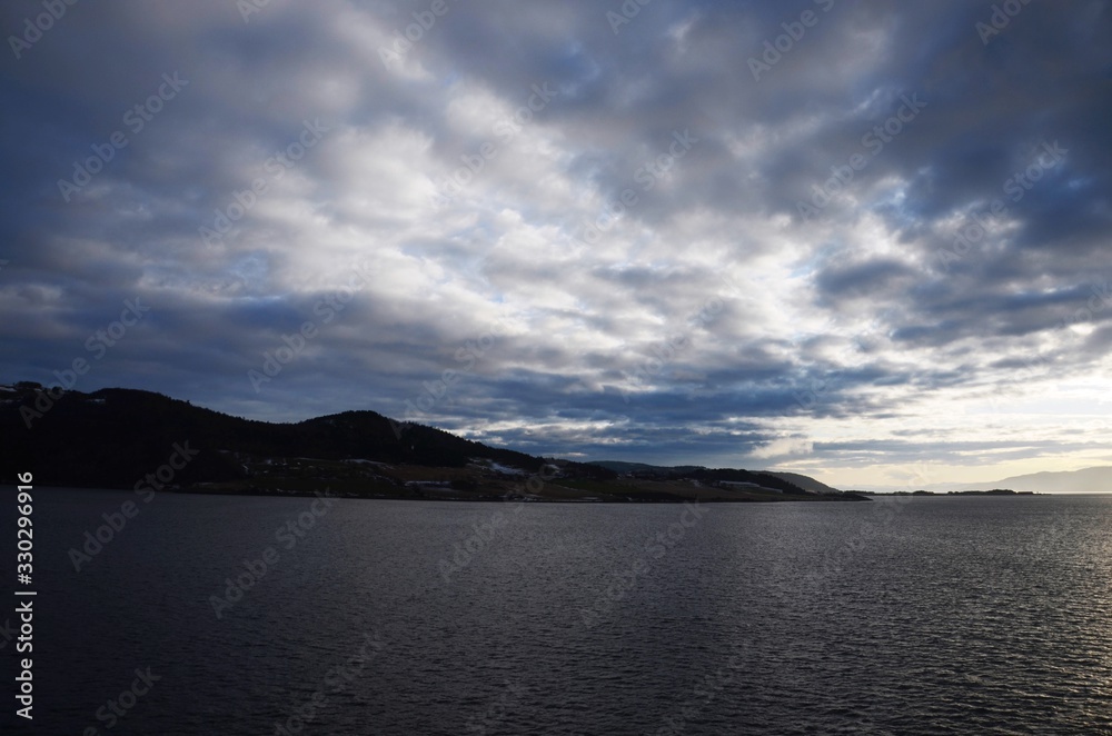 Navigation  de l’Express Côtier Hurtigruten  vers Trondheim (Norvège)