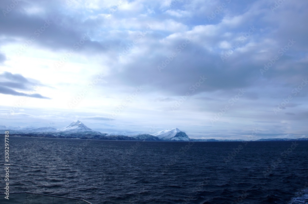 Navigation de l’Express Côtier Hurtigruten vers Tromso (Norvège) Navigation de l’Express Côtier Hurtigruten vers Tromso (Norvège)