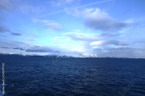 Navigation de l’Express Côtier Hurtigruten vers Tromso (Norvège)