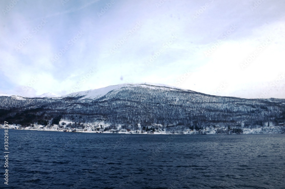 Navigation  de l’Express Côtier Hurtigruten  vers Tromso (Norvège)