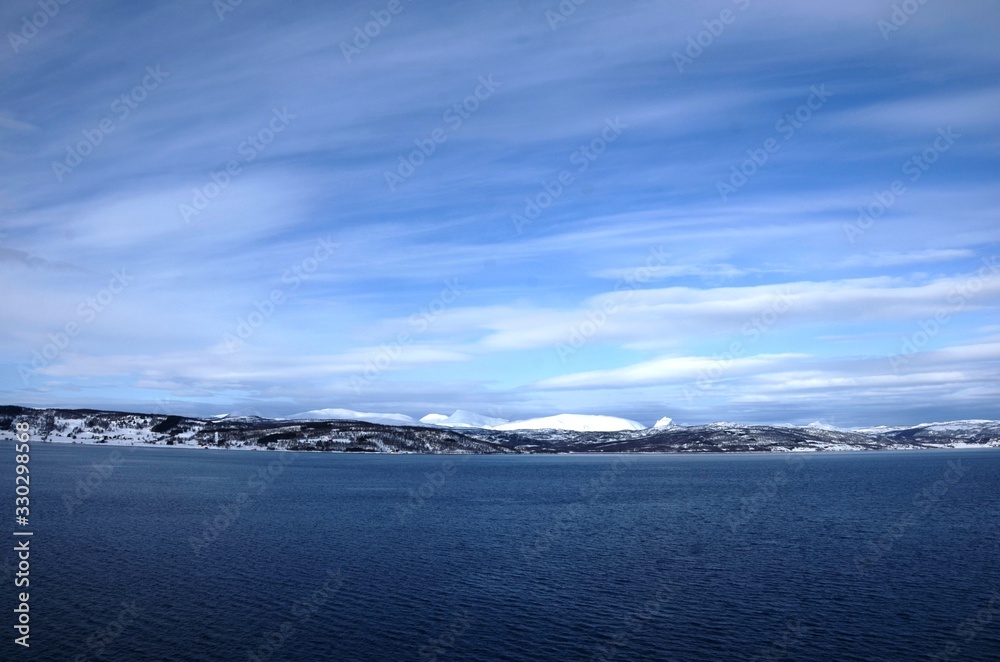 Navigation  de l’Express Côtier Hurtigruten  vers Tromso (Norvège)