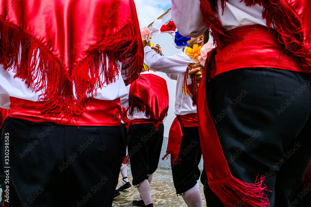 Danzadores con sus trajes en una danza tradicional en Sanlúcar de Guadiana, Andalucía, España.