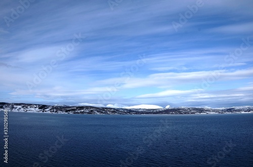 Navigation de l’Express Côtier Hurtigruten vers Tromso (Norvège)