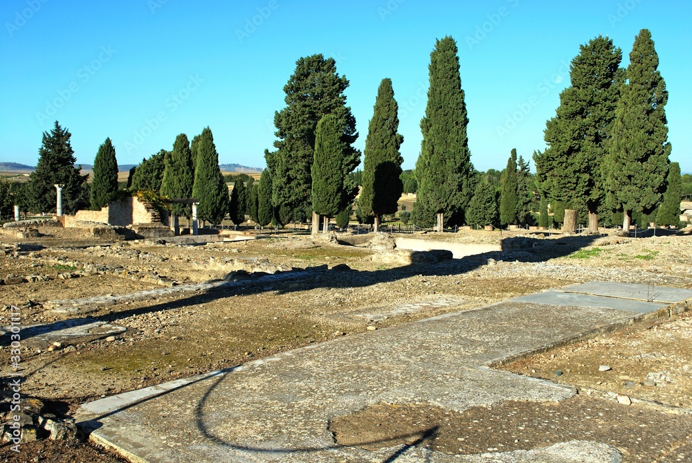 Φωτογραφία Rodeo Courtyard house at the Roman ruins at Italica, Seville, Spain