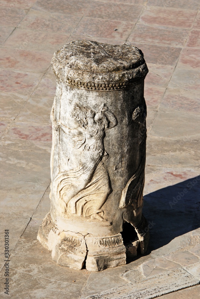 Φωτογραφία Ornate column on the stage of the Roman theatre, Santiponce, Seville, Spain