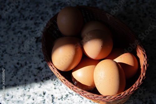 Huevos en una cesta marrón