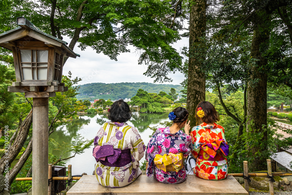 Ταπετσαρία Women wearing traditional Japanese dress sitting on a bench at Kenrokuen Garden,