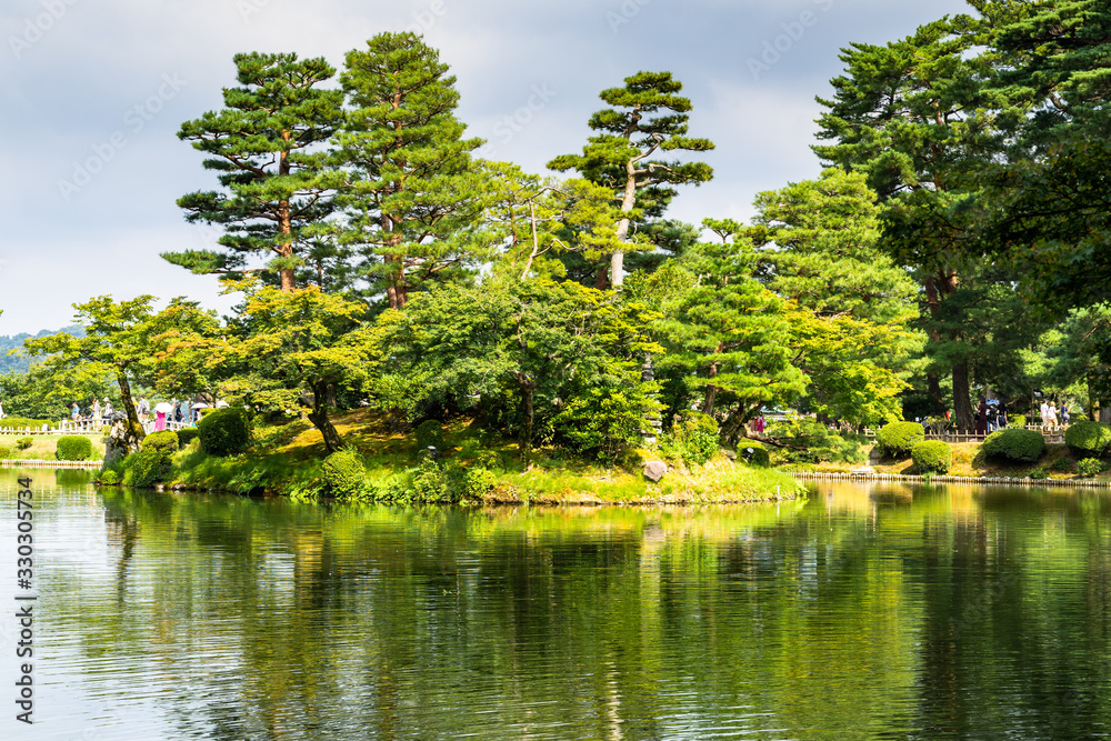 Φωτογραφία View of Kasumi pond at Kenrokuen garden in sunny summer day, Kanazawa, Japan