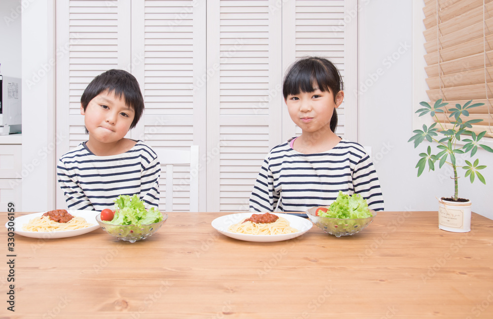パスタを食べる子供