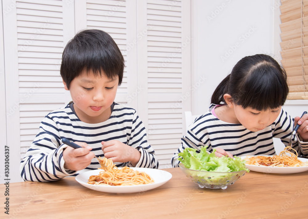 パスタを食べる子供