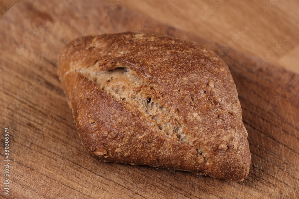 Frisch gebackenes Brötchen / Gebäck auf einem Brettchen Frisch gebackenes Brötchen / Gebäck auf einem Brettchen