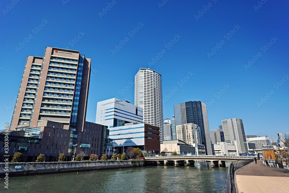 大阪 ほたるまちの高層ビルと堂島川