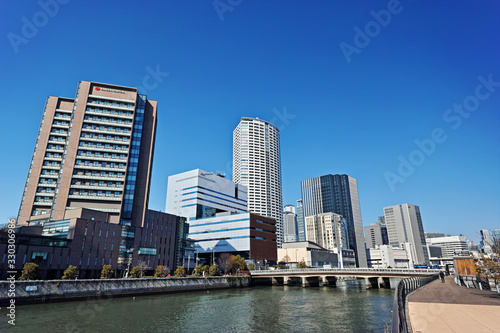 大阪 ほたるまちの高層ビルと堂島川 © Loco