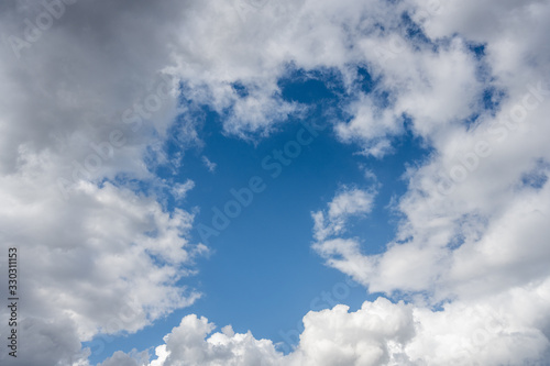 Schöne Wolken gemischt mit blauen Himmel