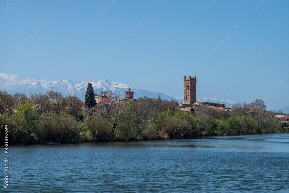 Fototapeta premium castle on the river Rivesaltes