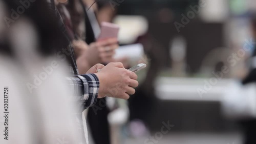 Wallpaper Mural スマホを操作する若い女性の手元 Torontodigital.ca