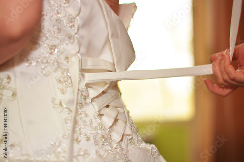 Help  wear a wedding dress