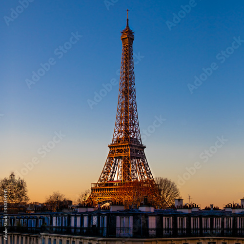 Tour Eiffel à Paris le matin