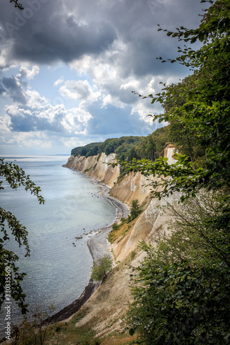 Ausblick vom Nationalpark Jasmund auf die Ostsee und den Kreidefelsen auf der Insel R  gen