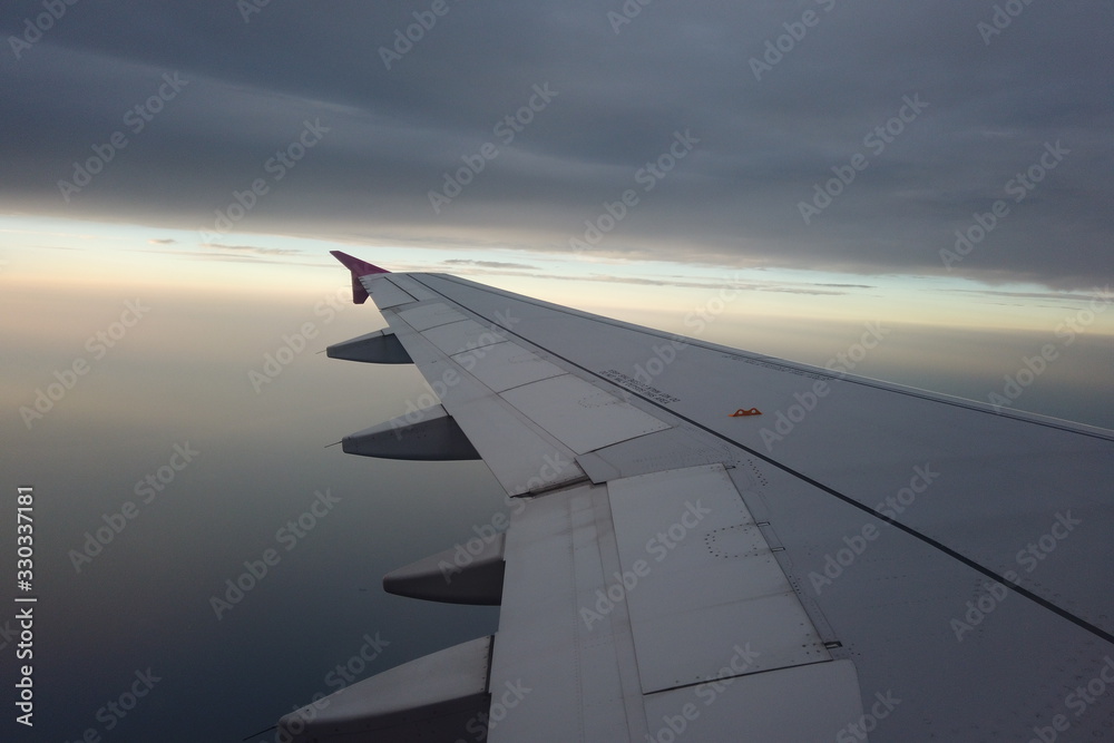 航空機の窓から見える雲海