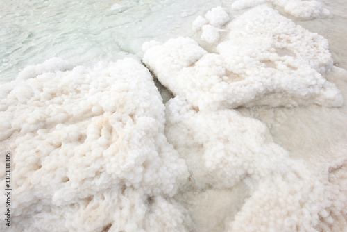 Fotografía Hydrochloric outgrowths on coast of the Dead Sea