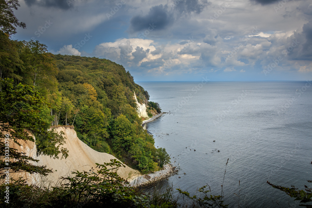 Ausblick vom Nationalpark Jasmund auf die Ostsee und den Kreidefelsen auf der Insel Rügen