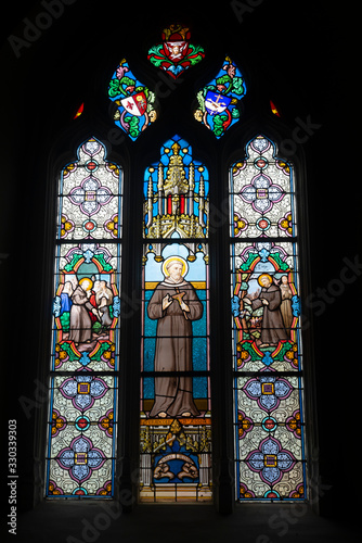 France. Somme. vitrail coloré d'une église
