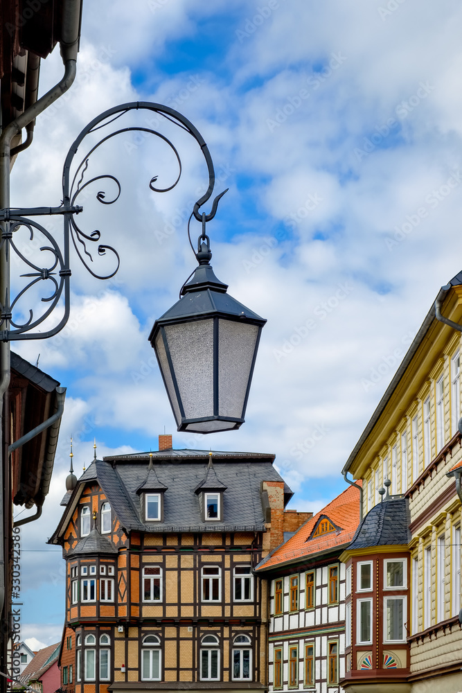 Malerische Altstadtgasse mit Straßenlaterne in Wernigerode