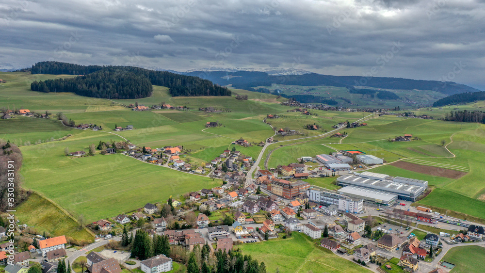 Obraz premium Über den Dächern von Biglen