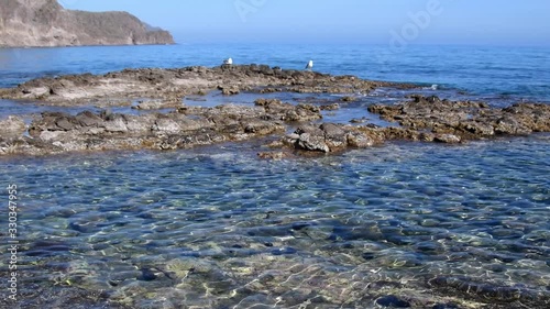 La brisa mueve de forma suave el agua y crea charcas de marea en la cala de la Isleta, en el Parque Natural de Cabo de Gata, en Almería