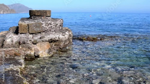 La brisa mueve de forma suave el agua y crea charcas de marea en la cala de la Isleta, en el Parque Natural de Cabo de Gata, en Almería