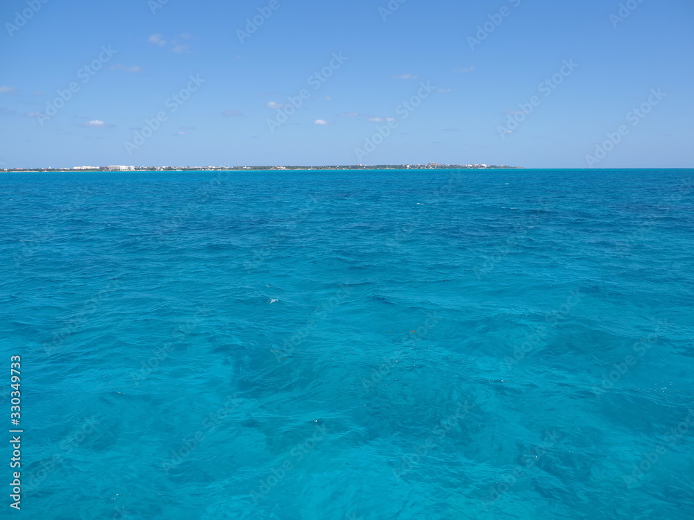 Obraz premium Clear water between Isla Mujeres and Cancun city in Mexico