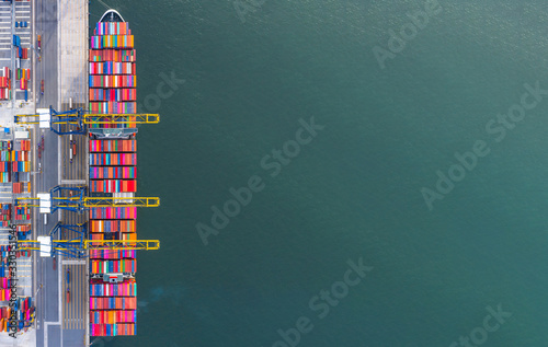 Obraz na płótnie 4K, Aerial footage Container ship carrying container box in import export with quay crane, Global business cargo freight shipping commercial trade logistic and oversea worldwide by container vessel