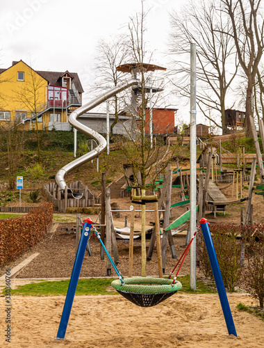 Pusty plac zabaw w Niemczech. Efekt Koronawirusa. Kwarantanna w Niemczech.  Wyludnione miasto. 